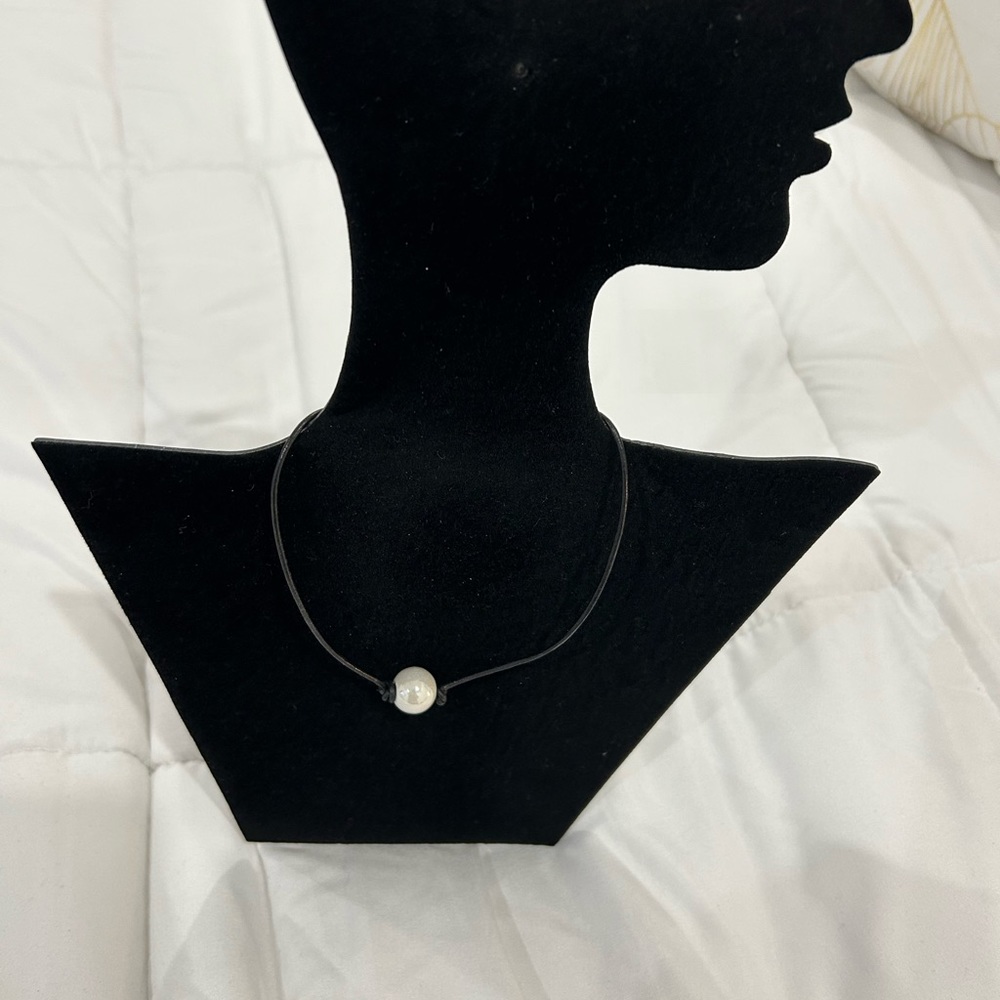 ⬇️PRICE DROP ⬇️ 
Leather Pearl Choker